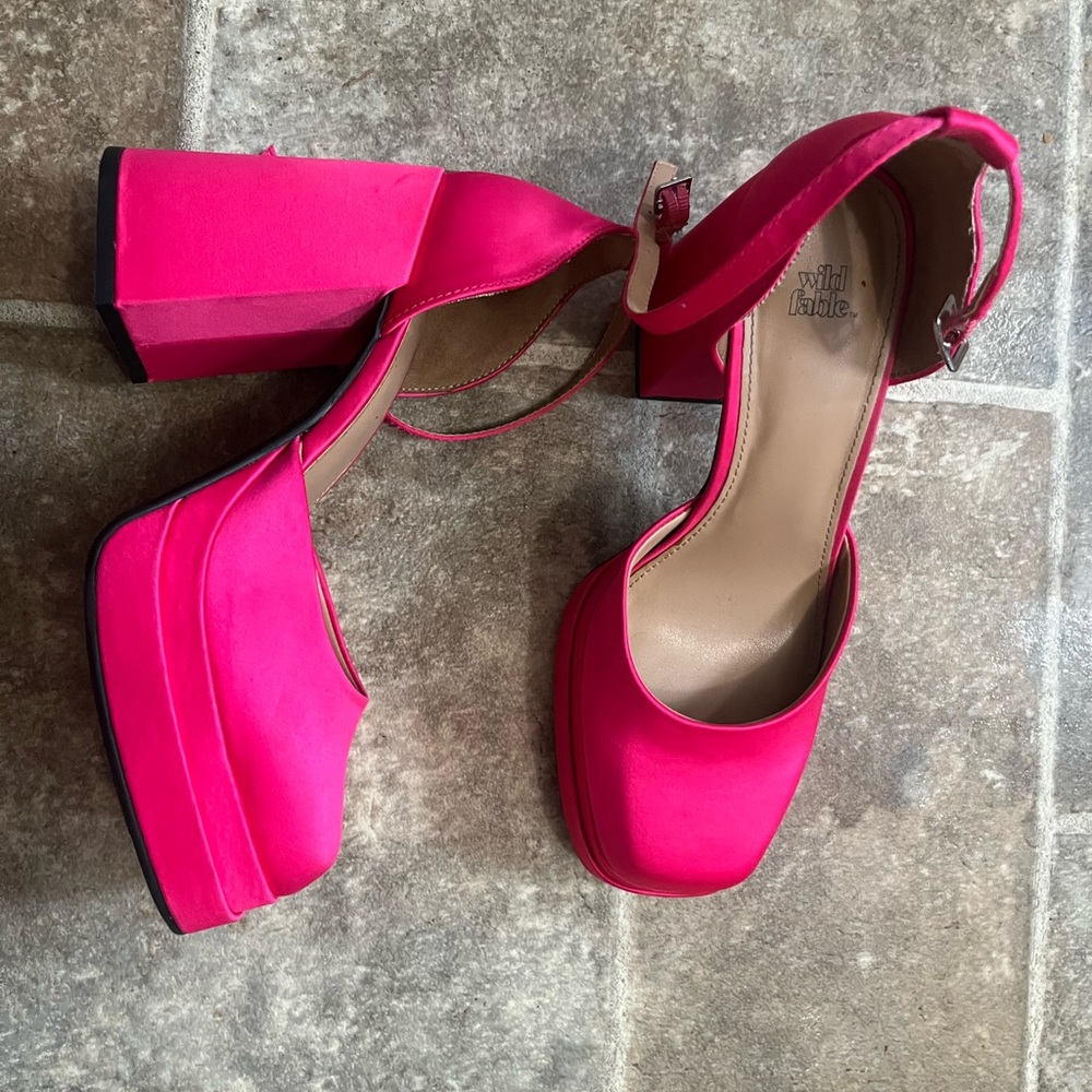 HOT PINK HEELS!